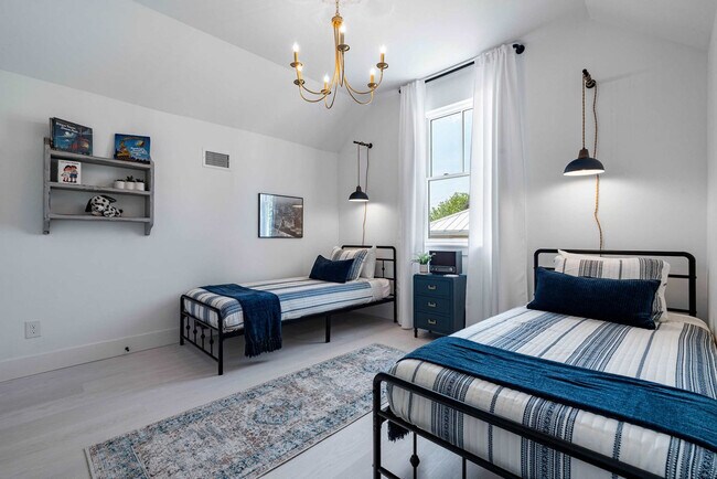 Building Photo - 28 W Castillo Dr