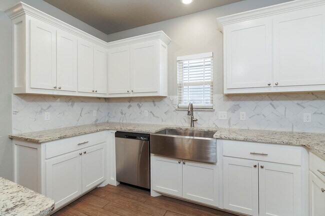 Building Photo - 13806 NE Lafayette Dr