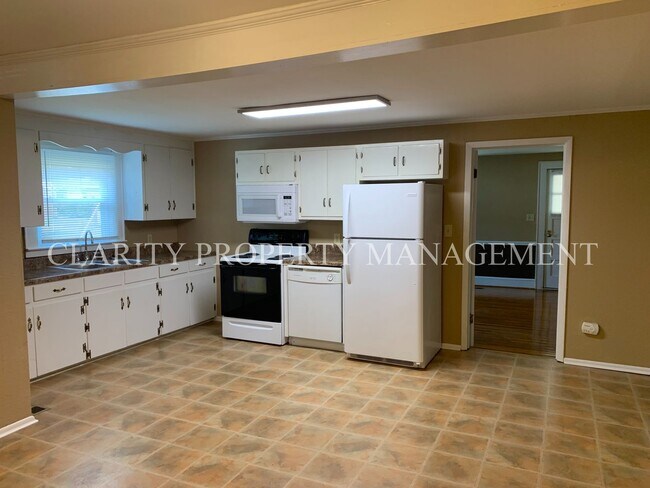 Building Photo - Three bedroom home downtown Cleveland!