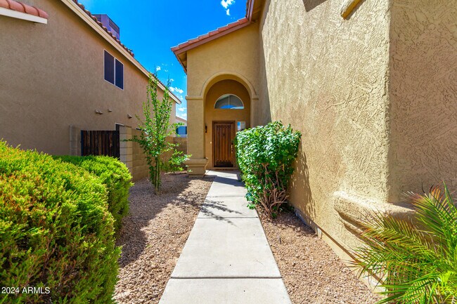 Building Photo - 3223 E Poinsettia Dr