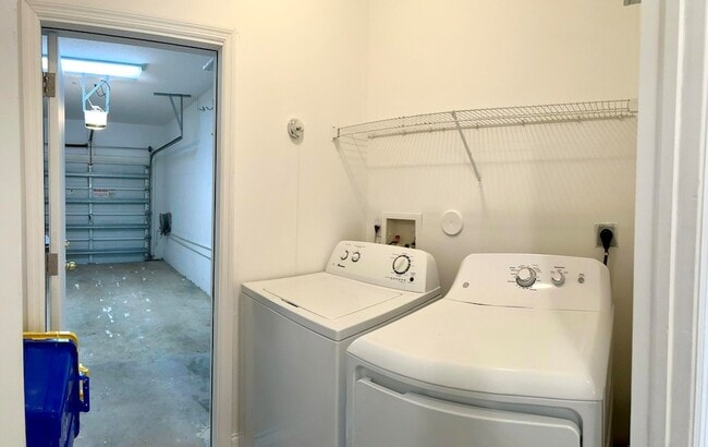 Building Photo - 10253 Vía Hibiscus