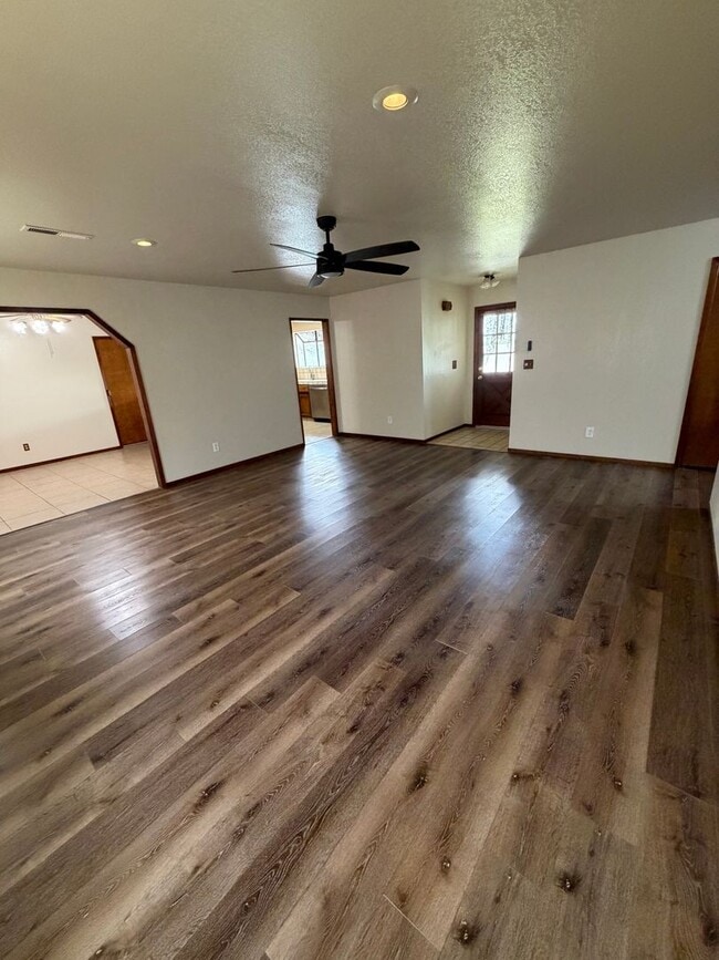 Building Photo - 3 bedroom 2 bath home for rent