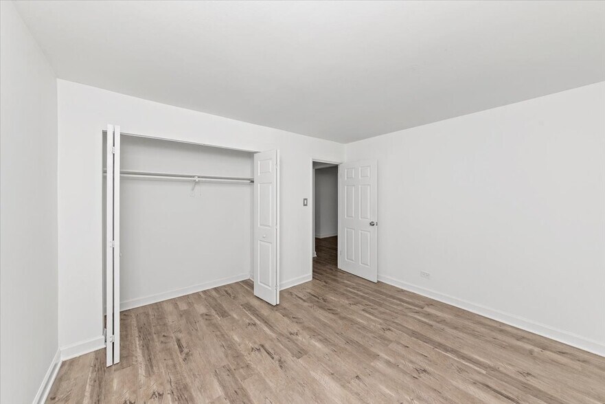 Building Photo - 6211 N Kenmore Ave