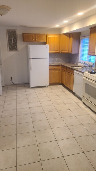 Building Photo - 348 River Dr