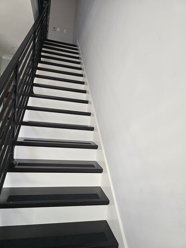 Building Photo - Fully Furnished 2 Bed, 2 Bath Townhome – 5...
