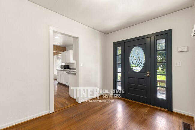 Building Photo - Fair Oaks Village Charmer