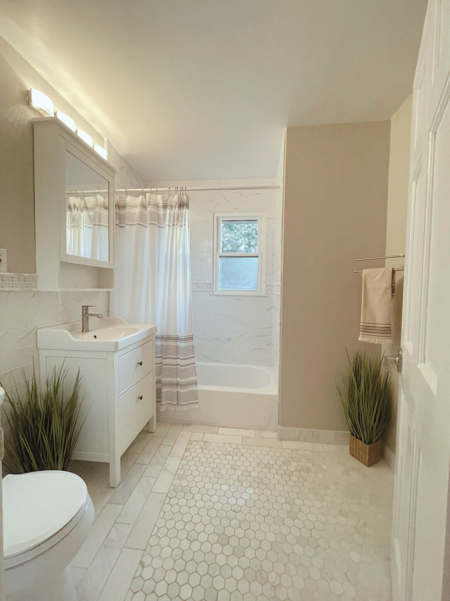 2nd bathroom , extra large - 10 Lundy Ln