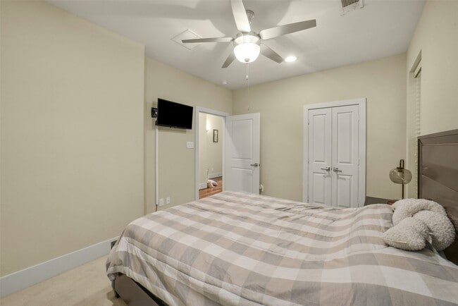 Building Photo - 5425 Hidalgo St