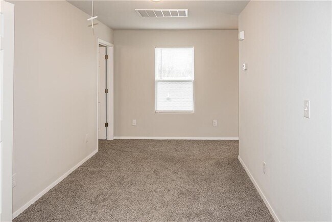 Building Photo - 425 Mayflower Ave
