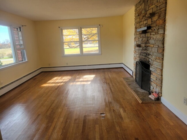 Building Photo - 420 Hiobs Ln