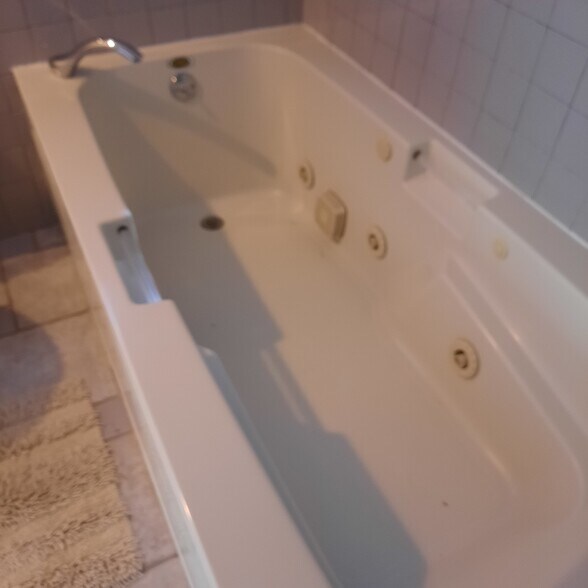 Building Photo - 20 Elm Ave