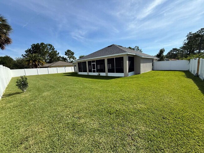 Building Photo - "Spacious 3-Bedroom Retreat with Bonus roo...