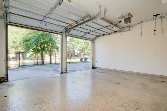 Building Photo - Modern 3 Bedroom // 3.5 Bathroom in the He...