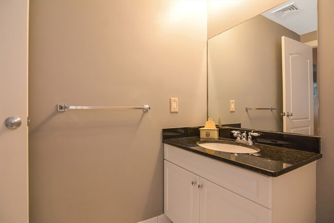 Building Photo - 614 Pond St