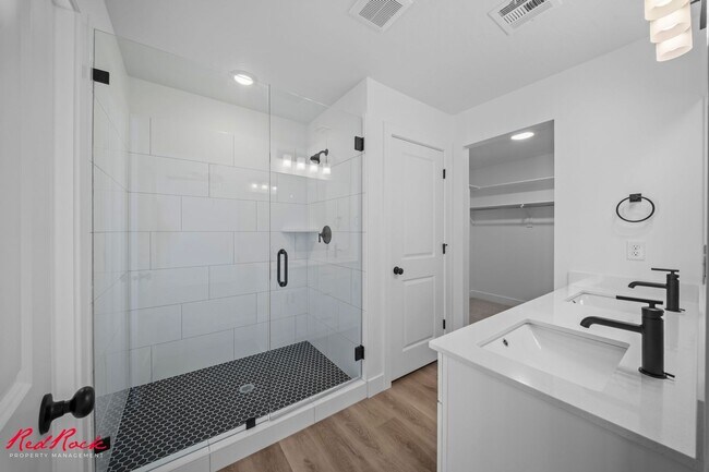 Building Photo - 3 Bedroom Townhome in Desert Color