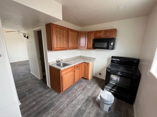 Building Photo - Cute 1 Bedroom Home