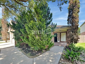 Building Photo - 2113 Breezeway Ln