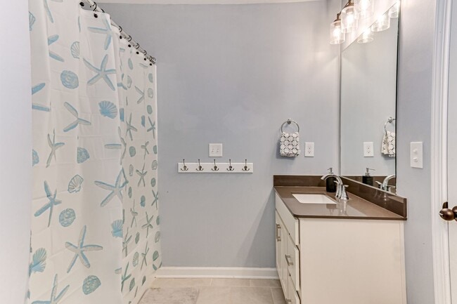 Building Photo - Two Story home in Quaker Knoll! Ready now !