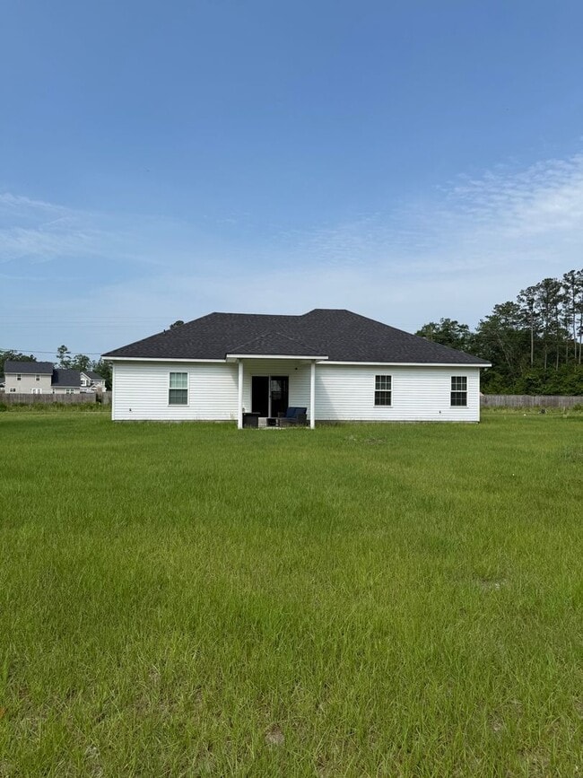 Building Photo - MOVE IN SPECIAL $400.00 OFF FIRST MONTH RE...