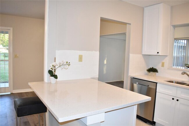 Building Photo - 1906 Canterbury Ln