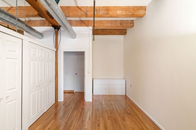 Building Photo - 33 Sleeper St