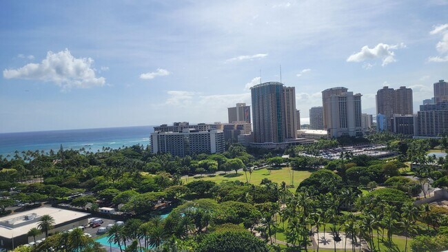 Building Photo - Highly Desirable STUDIO/1-Bath unit Long-T...