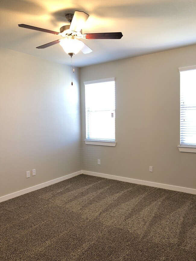 Building Photo - 1044 Sierra Vista Ct