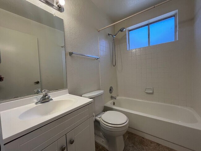 Building Photo - Charming 2 Bedroom, 2 Bathroom Home for Rent!