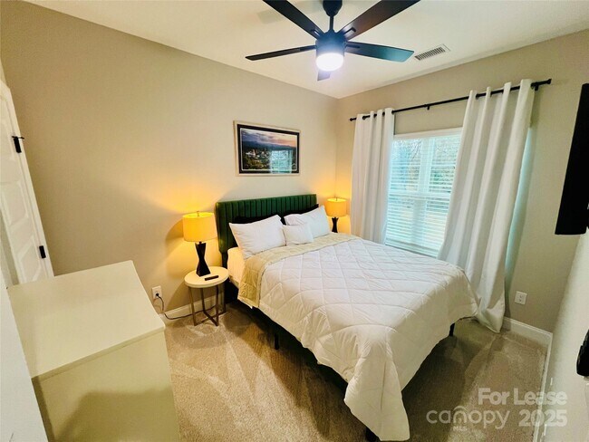 Building Photo - 571 Reid St