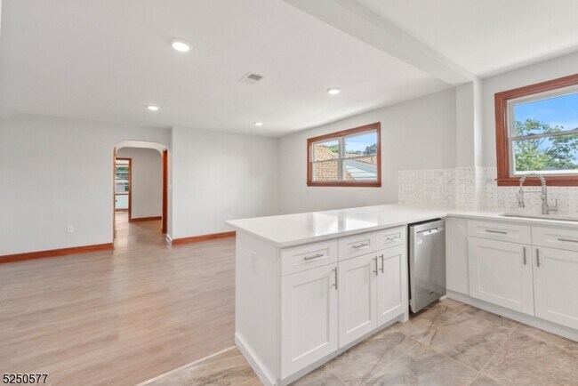 Building Photo - 532 Piaget Ave