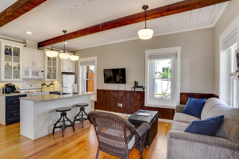 Building Photo - 731 SW Elm St