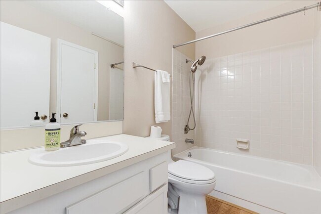 Building Photo - 5150 S Landing Dr