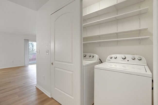 Building Photo - Great Two Bedroom Condo with Garage - Move In Special