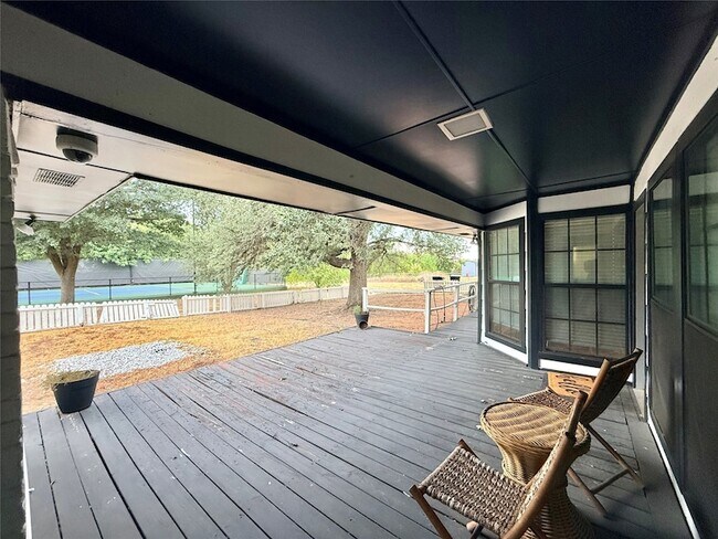 Building Photo - 16235 Red Wood Cir N