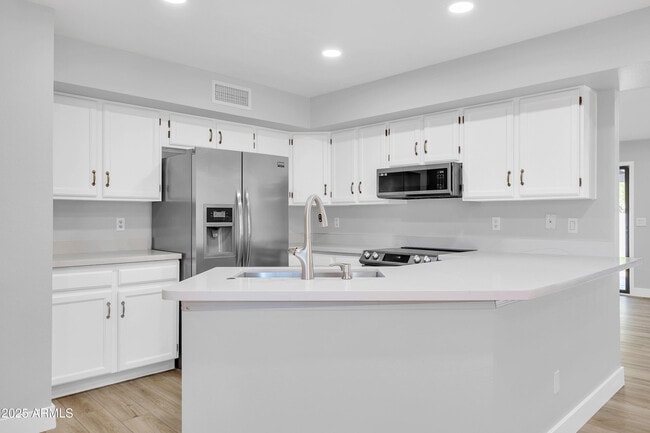 Building Photo - 5302 W Cheryl Dr