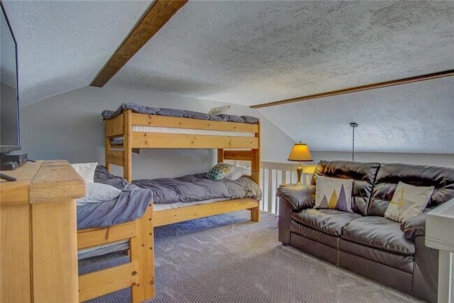 Building Photo - Buffalo Ridge - Spacious unit with Wifi, Covered Parking & Clubhouse