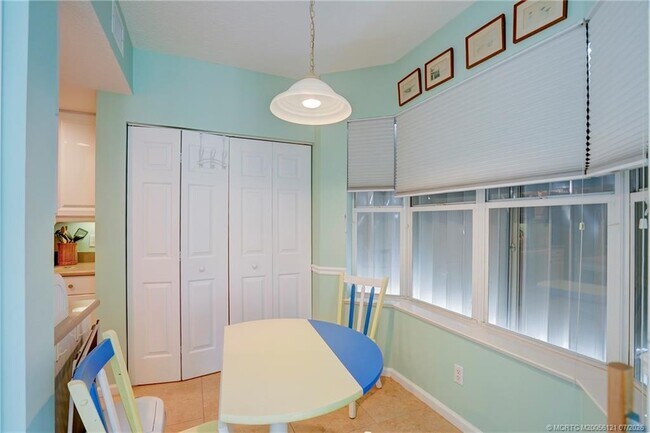 Building Photo - 5750 NE Island Cove Way