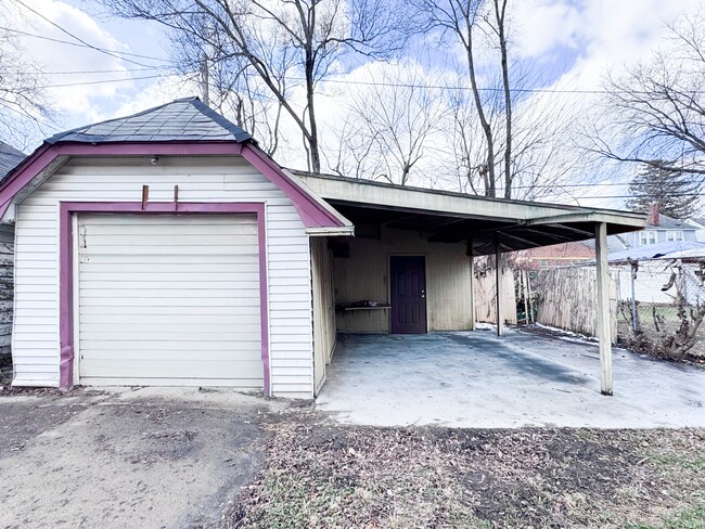Building Photo - 14011 Roselawn St