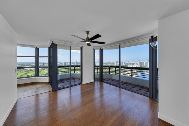 Building Photo - 3500 Mystic Pointe Dr