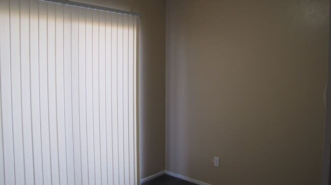 Building Photo - Rosedale Hwy Duplex