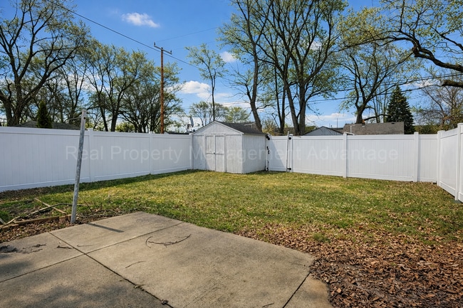 Building Photo - Newly Updated 2 Bed Ranch with Private Backyard