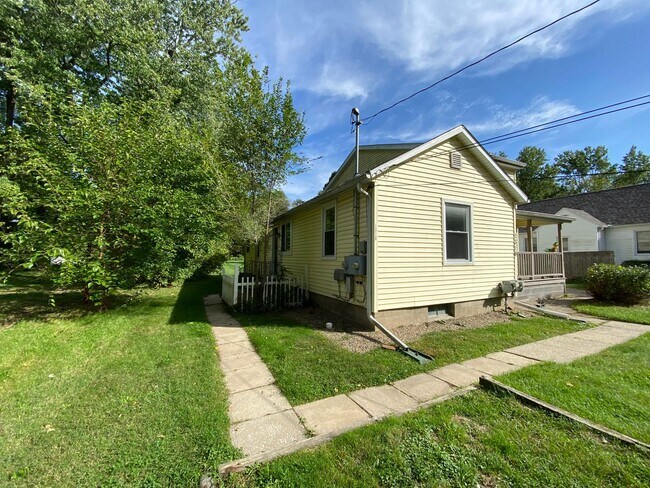 Building Photo - 1316-1318 Baker - Duplex located in the Ea...