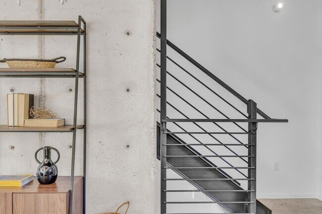 Building Photo - 2301 S 5th St