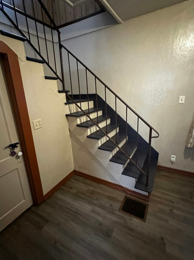 Building Photo - 240 E Main St