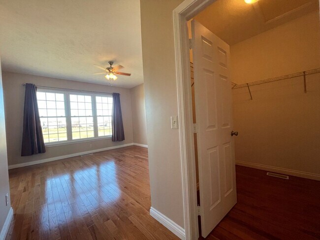 Building Photo - Town Home For Rent Bellevue!