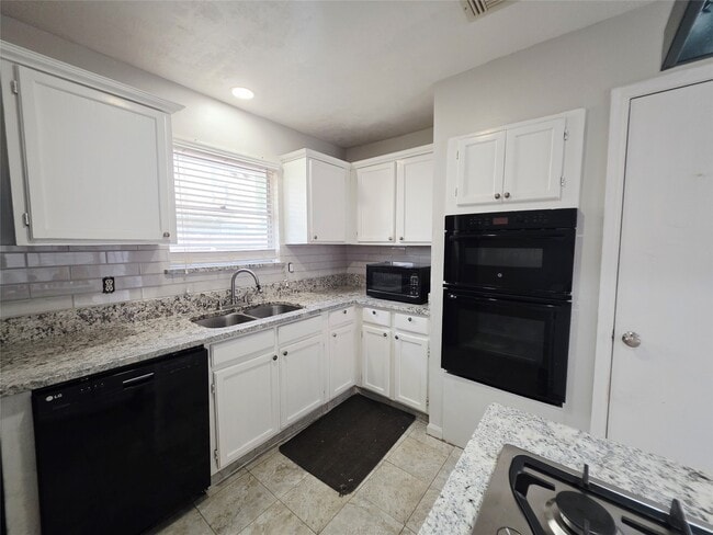 Building Photo - 15330 Oak Terrace Dr