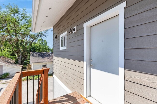 Building Photo - Modern One-Bedroom Above-Garage Apartment in Central Missoula