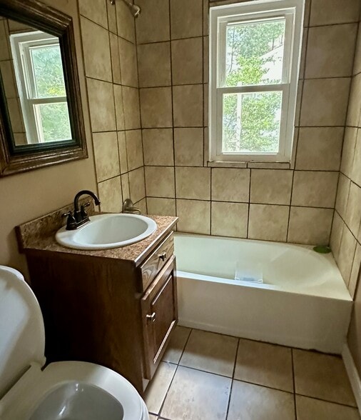 bathroom, renter 2 (vacant), view 1 - 551 Lincoln St