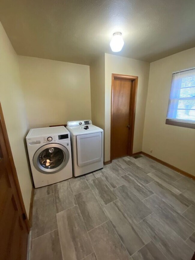 Building Photo - Nice 3 Bedroom Home In Lincoln!