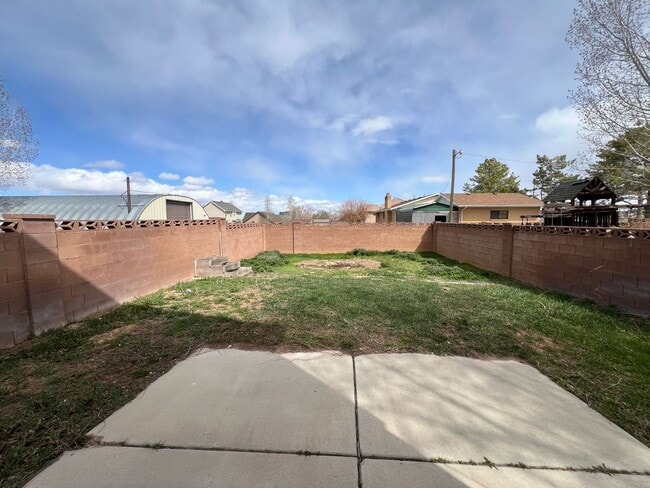 Building Photo - 3 bed, 3 bath Twin-home